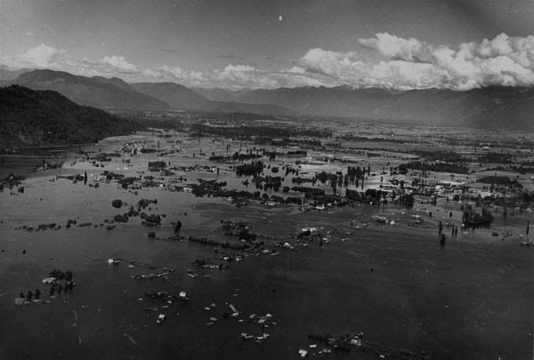1-flood 1948 Fraser River overflows its banks and floods the valley.